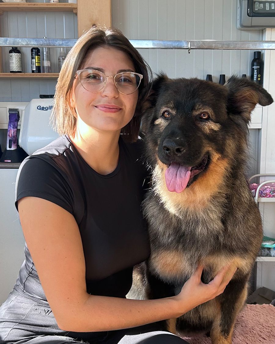 Anika, zertifizierte Tierstylistin und Inhaberin des Tiersalon Pfotenfreunde